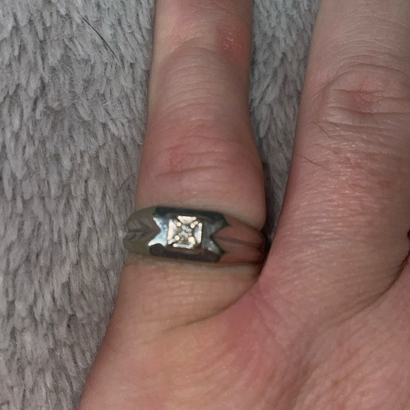 White gold ring with one diamond - Picture 1 of 8
